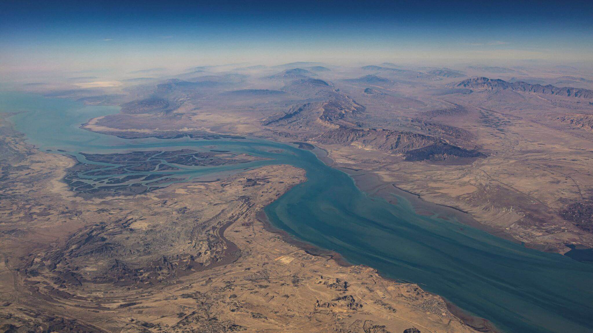 Vue aérienne du détroit d'Ormuz et de l'Iran